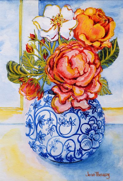 Cottage Roses, Ronde Blauwe en Witte Vaas 2004 door Joan Thewsey